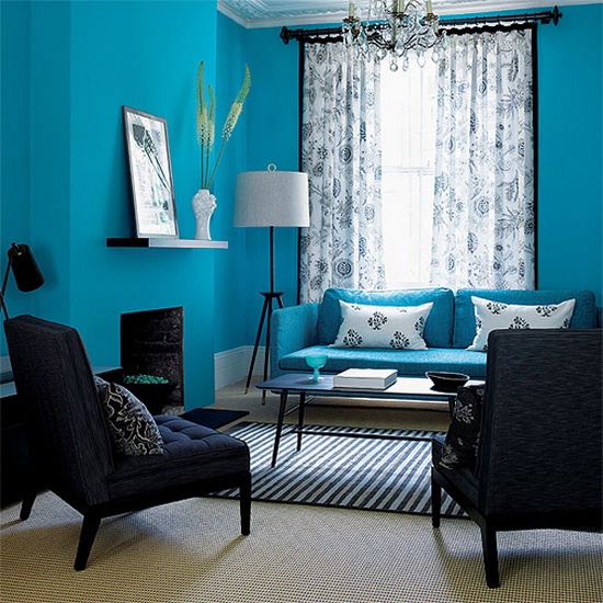 Интересная синяя цветовая схема для гостиной