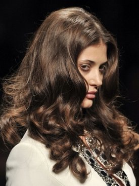 Тенденции причесок для вьющихся волос на сезон весна-лето 2011