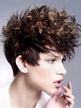 Тенденции причесок для вьющихся волос на сезон весна-лето 2011
