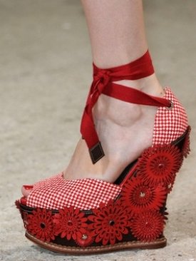 Весна-лето 2011: модные сандалии на платформе