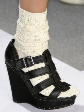 Весна-лето 2011: модные сандалии на платформе
