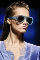 Треугольные очки с массивной оправой от Alberta Ferretti