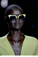 Круглые очки с угловатыми контрастными оправами от Diane Von Furstenberg