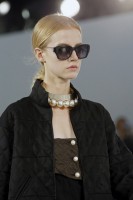 Дизайн очков от Chanel с контрастными дужками