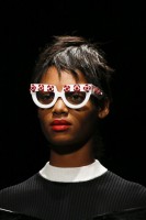 Солнцезащитные очки с белыми оправами, декорированные цветами от Prada