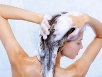 Мытье волос шампунем
