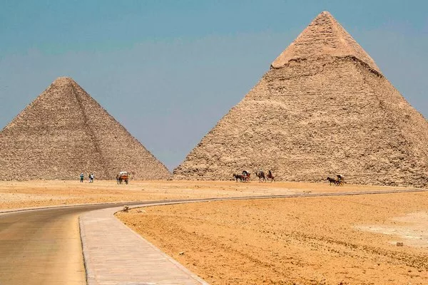 Великая пирамида Хуфу и пирамида Хафра в пирамидах Гизы
