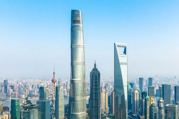 Вид с воздуха на центр Шанхая, включая Шанхайскую башню