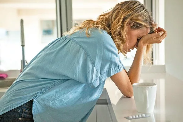 Вид сбоку на женщину, страдающую мигренью