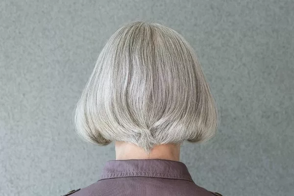 Сероволосая зрелая женщина сзади