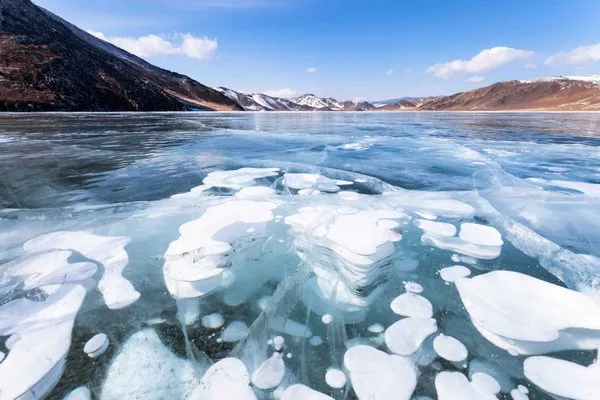 Замерзшая вода озера Байкал зимой