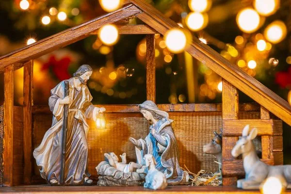 Сцена «Рождественские ясли» с фигурками Иисуса, Марии, Иосифа и агнца
