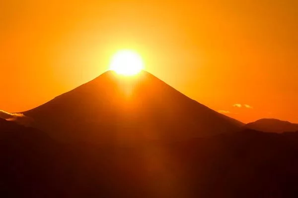 Солнце поднимается над горой Фудзи во время зимнего солнцестояния
