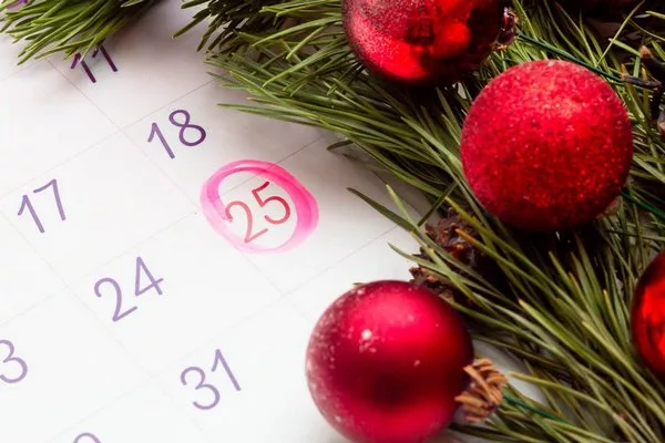 Открытый календарь 2022 года с отметкой 25 декабря