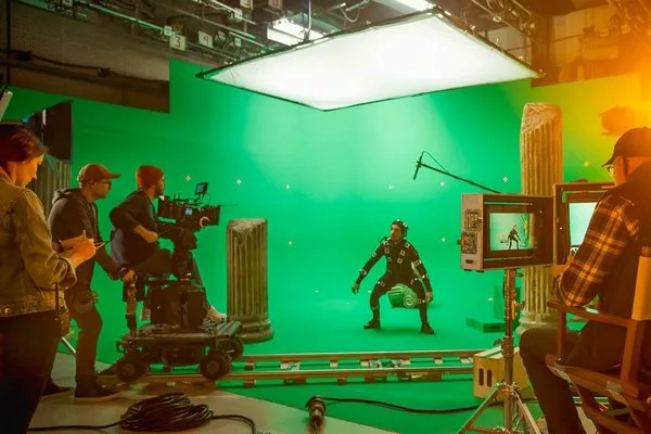 Съемка CGI-сцены на зеленом экране с актером в костюме захвата движения и головным убором